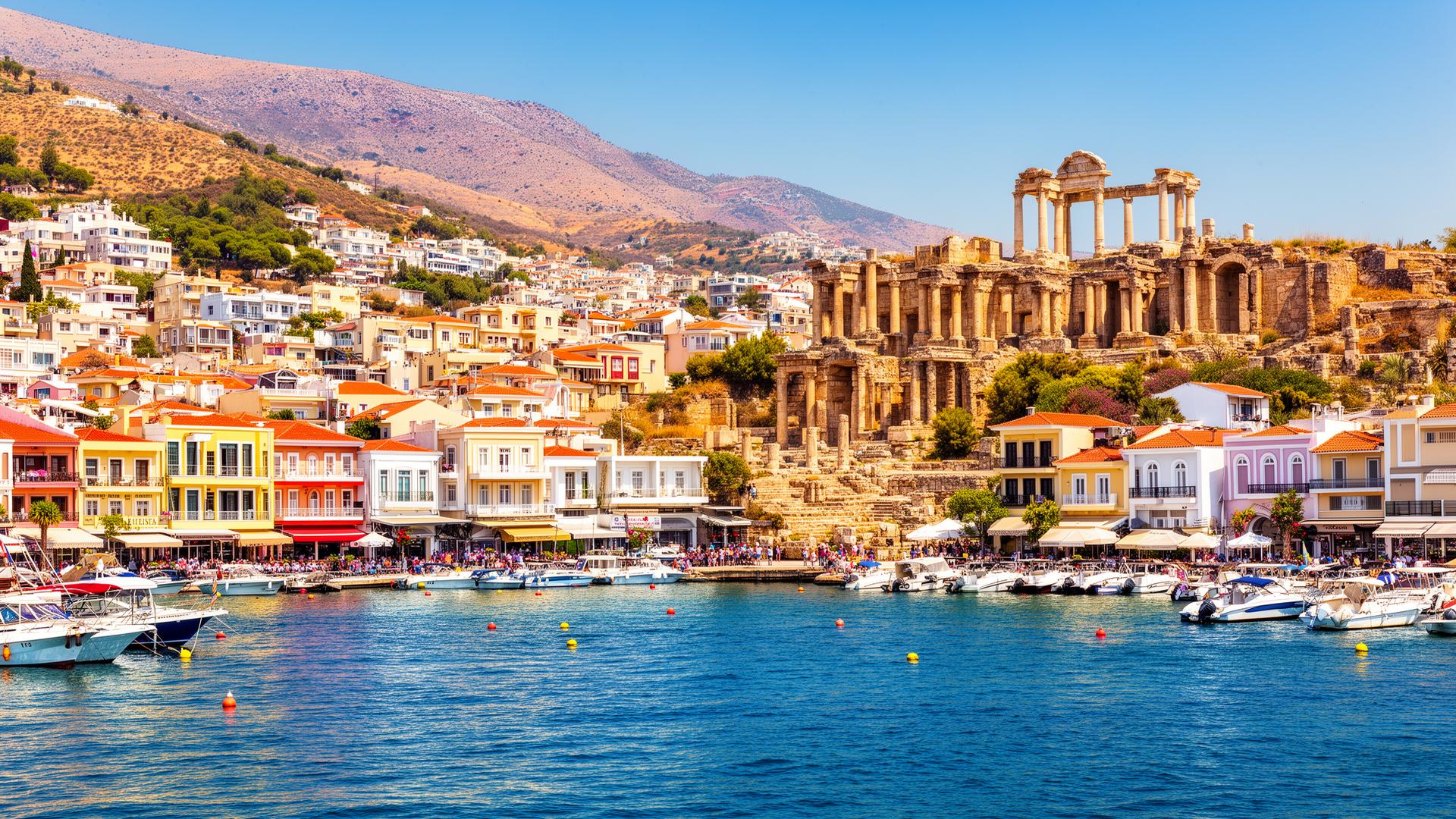 Kusadasi haven met kleurrijke gebouwen en Egeïsche Zee